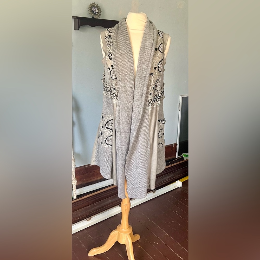 NEW Vintage brand  Gray Women's sleeveless Cardigan with Black Embroidery